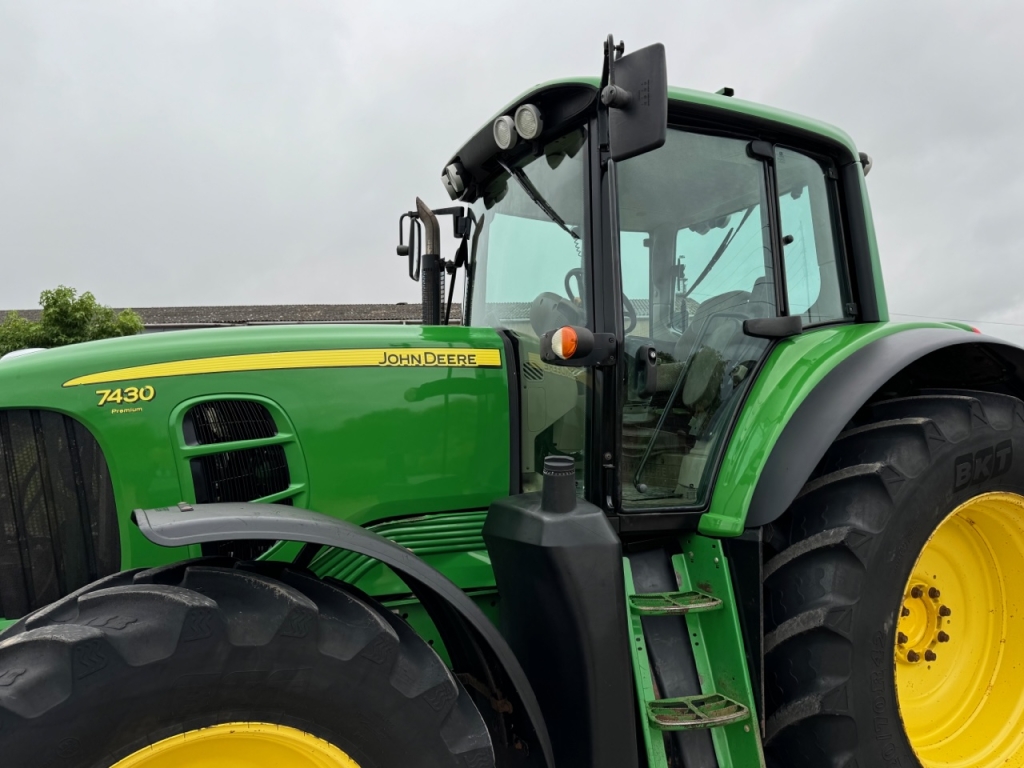 John Deere 7430