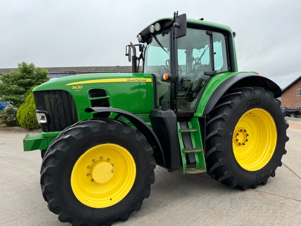 John Deere 7430