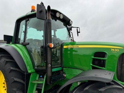 John Deere 7430