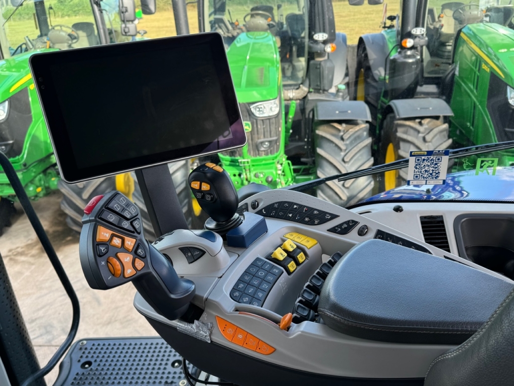 New Holland T8.435 Blue Power
