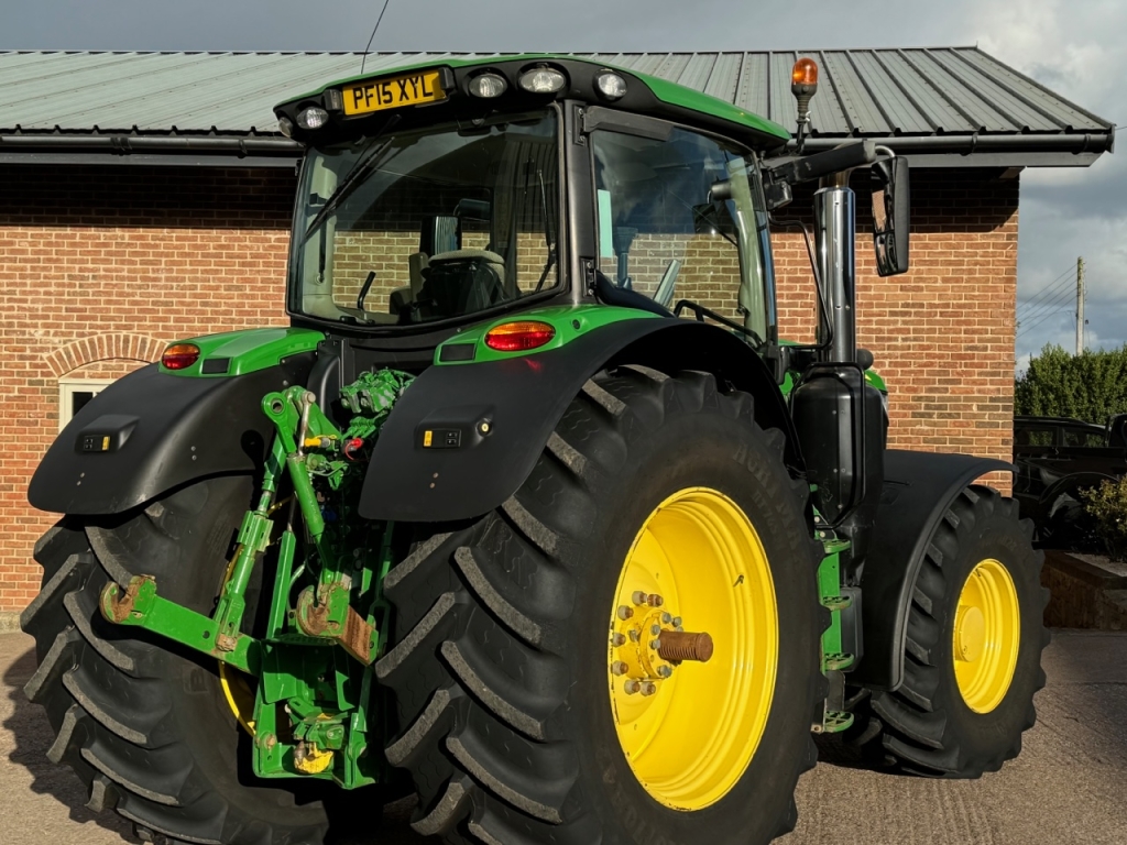 John Deere 6215R