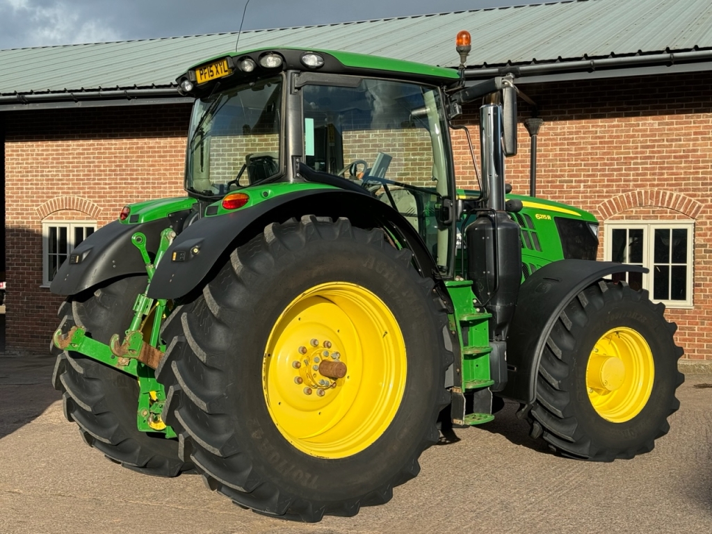 John Deere 6215R