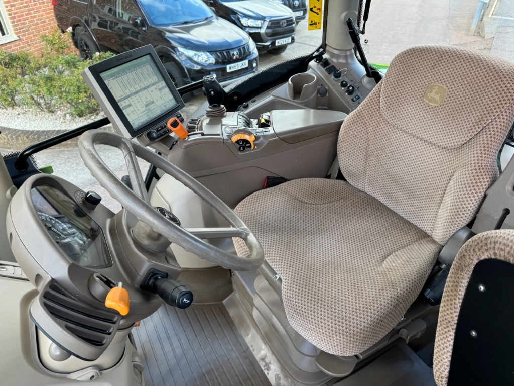 John Deere 6215R