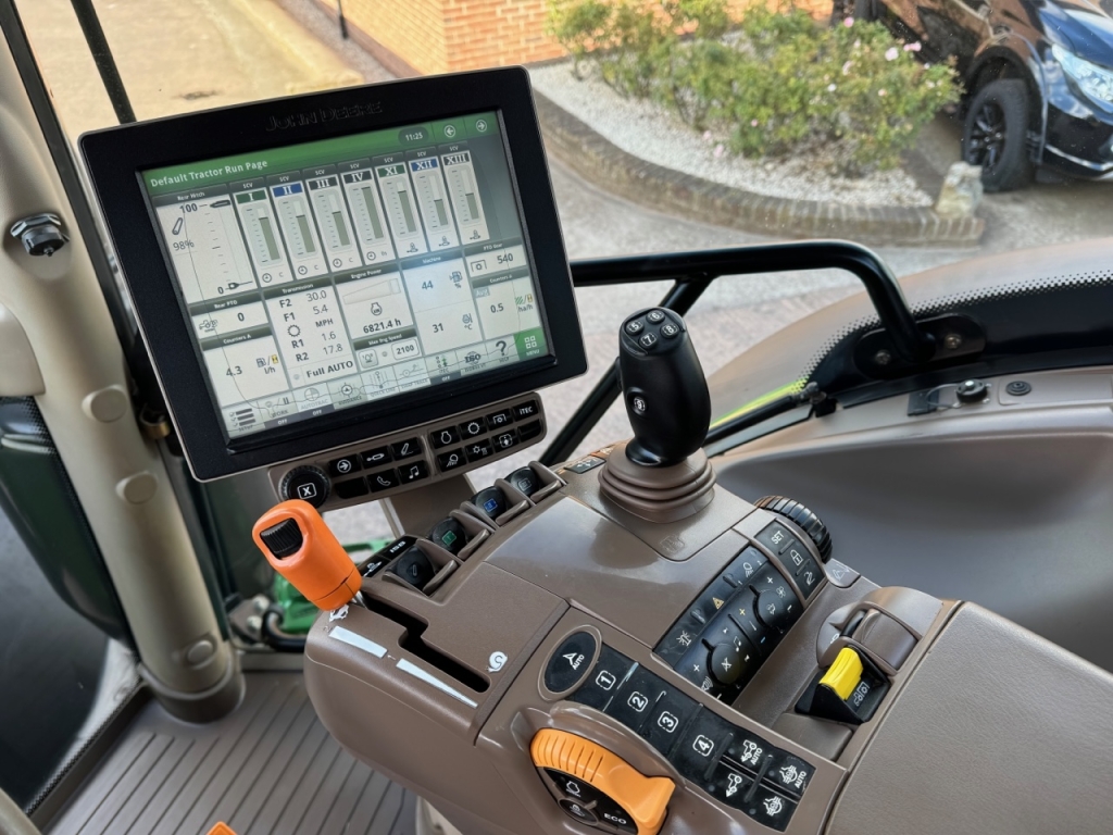 John Deere 6215R