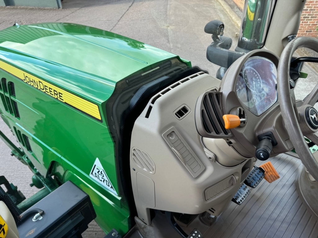 John Deere 6215R