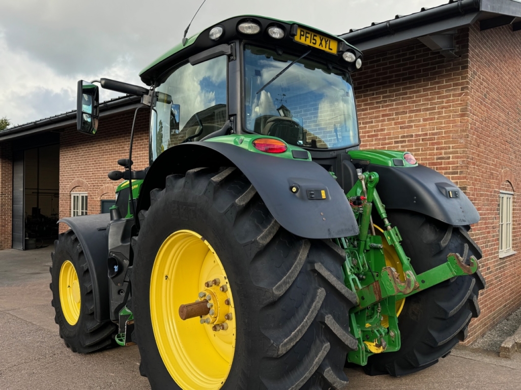 John Deere 6215R