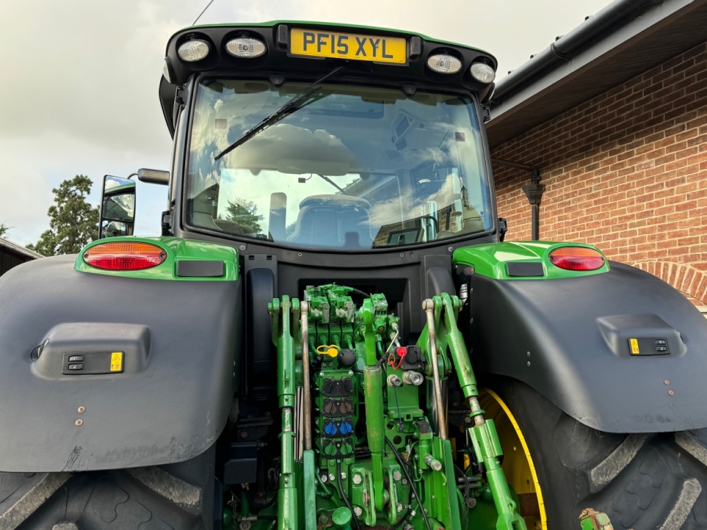 John Deere 6215R
