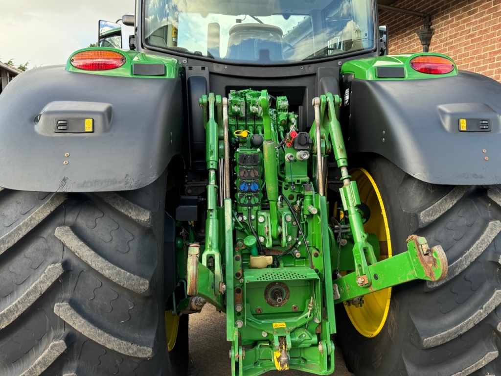 John Deere 6215R