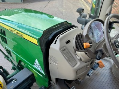 John Deere 6215R