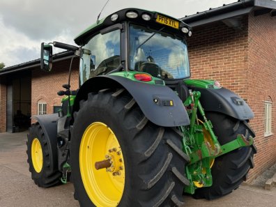 John Deere 6215R