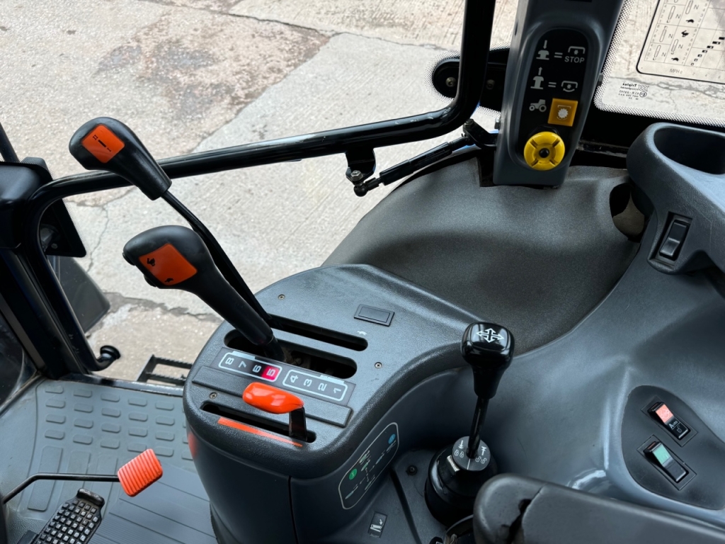 New Holland TS115