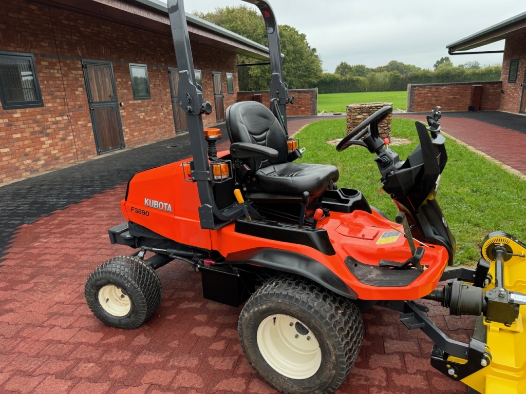 Kubota F3890 mower