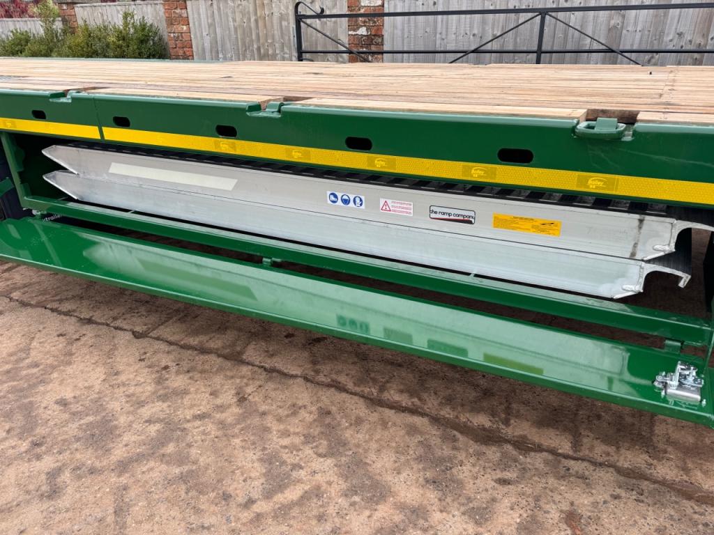 Bailey Flat Deck Tri-axle trailer