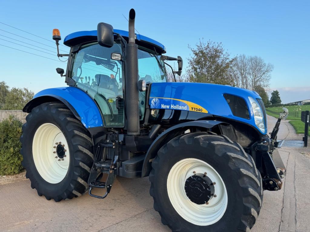 New Holland T7040