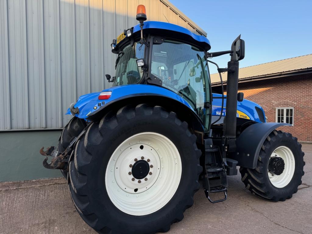 New Holland T7040