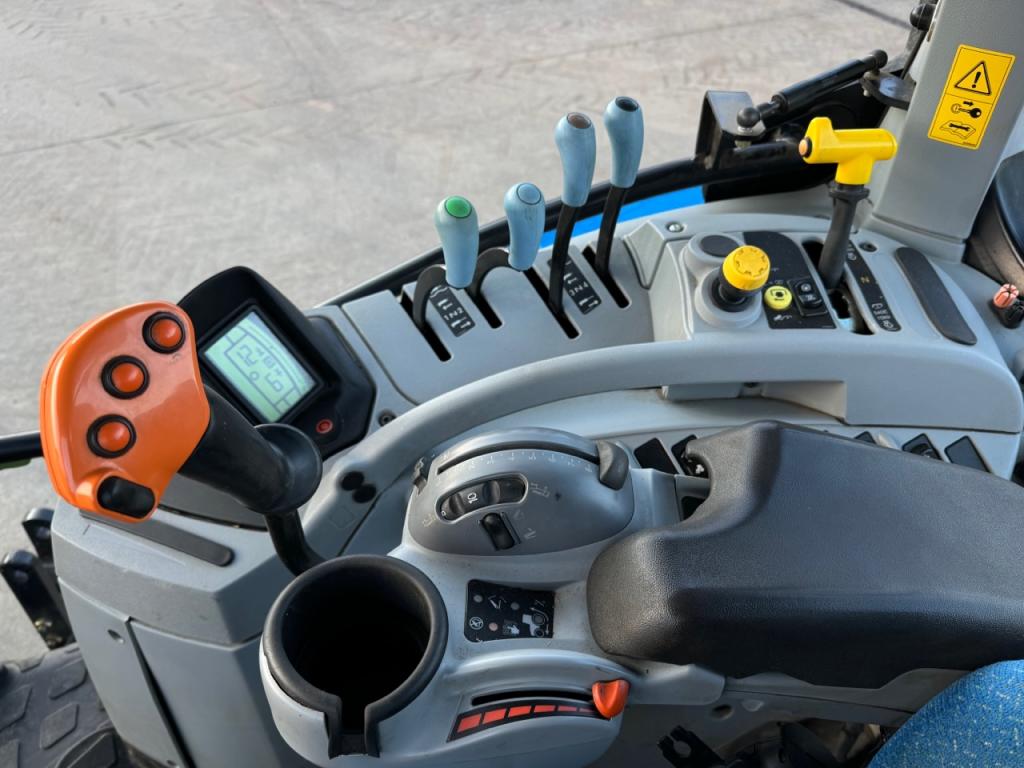 New Holland T7040