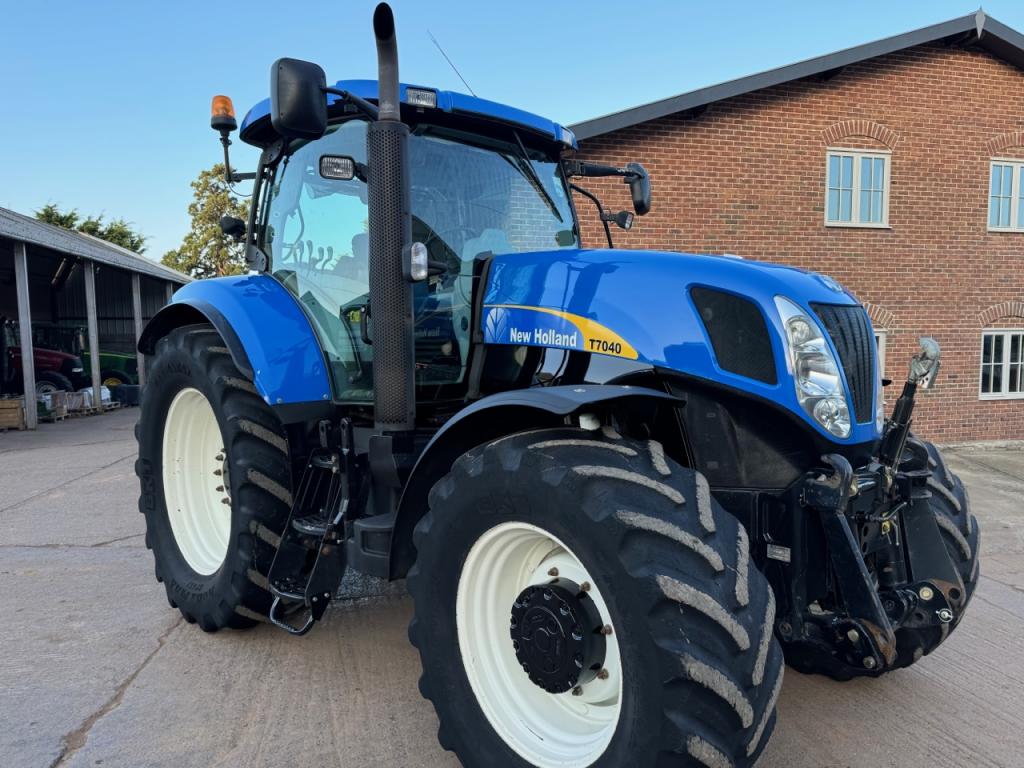 New Holland T7040