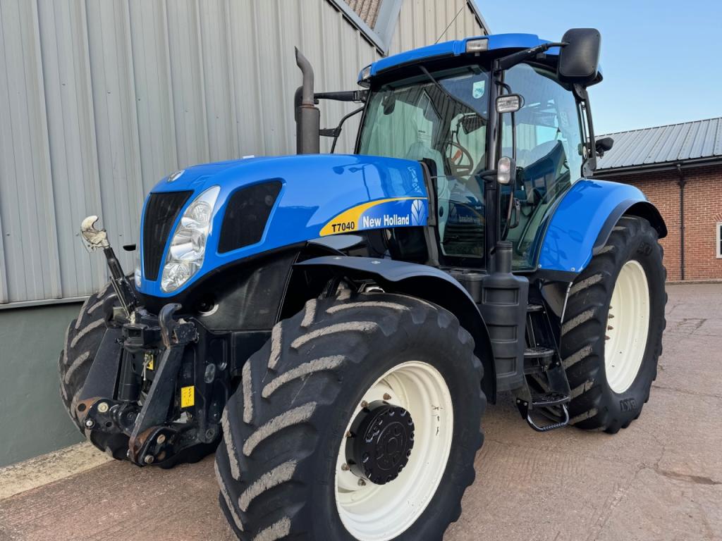 New Holland T7040