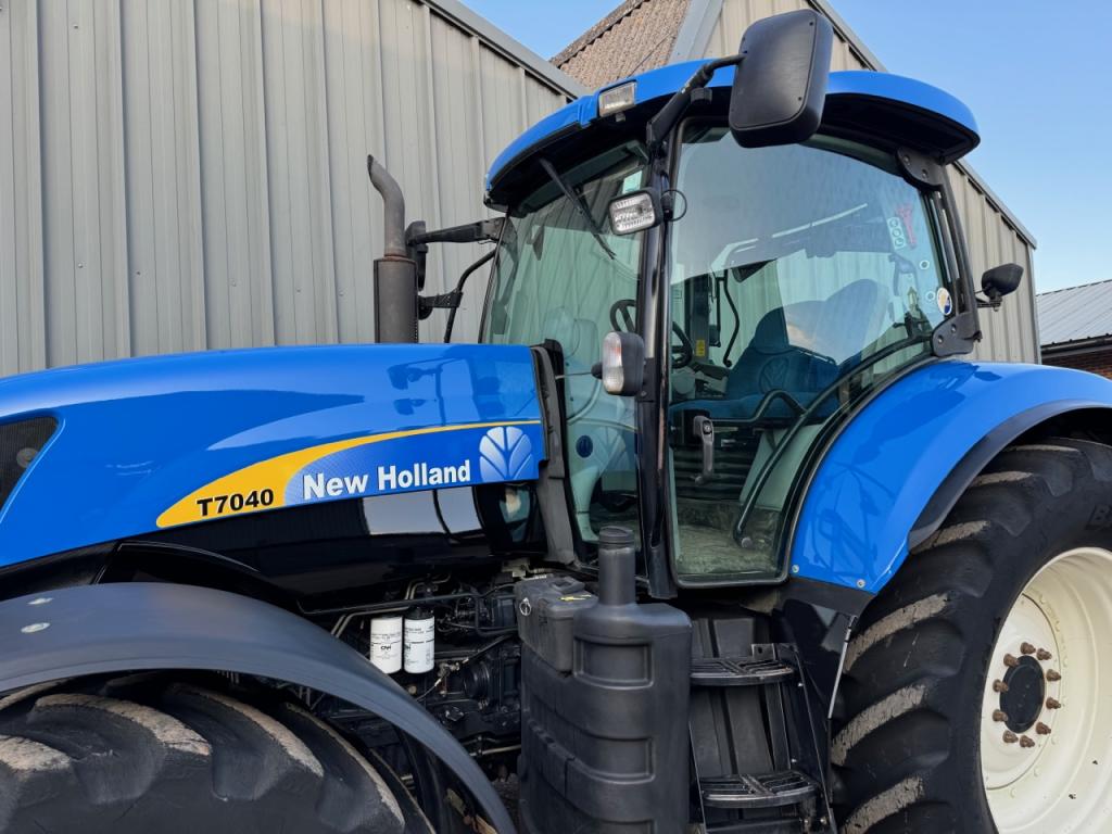 New Holland T7040