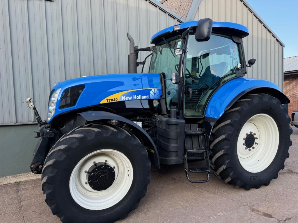 New Holland T7040