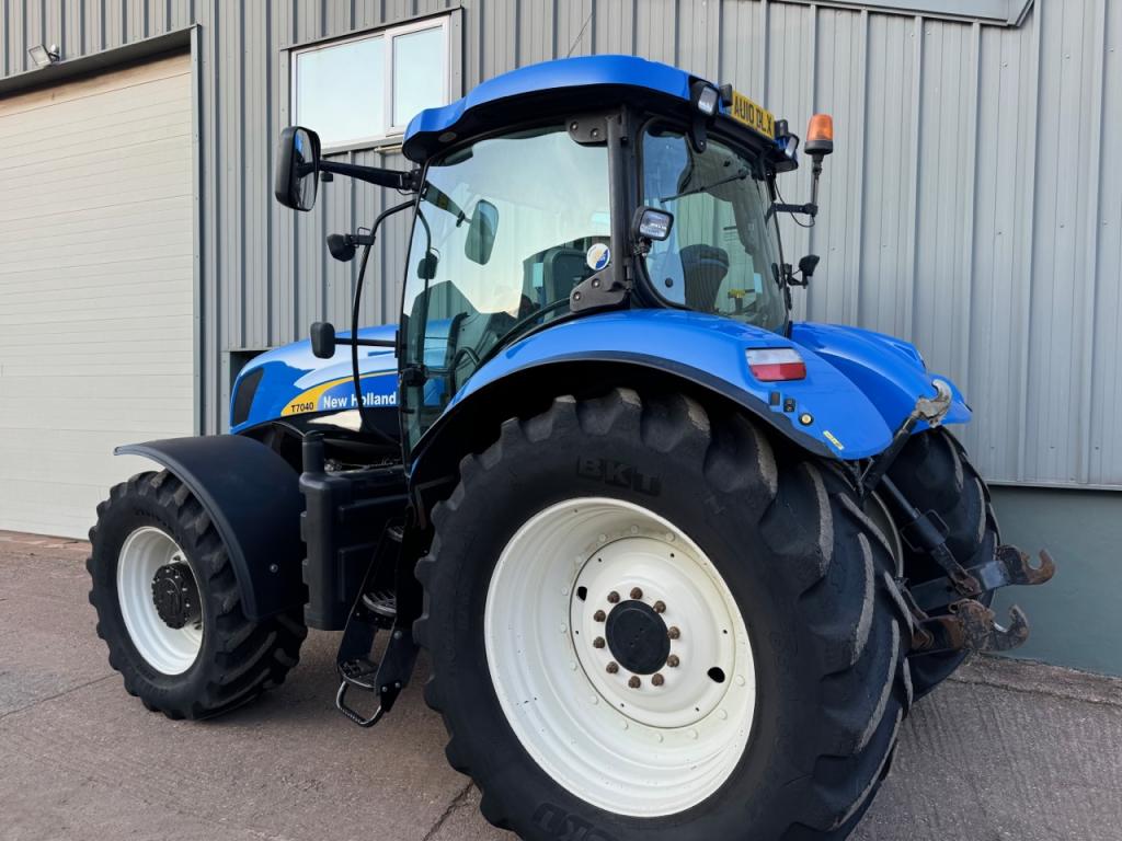 New Holland T7040