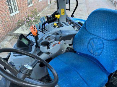 New Holland T7040