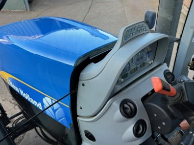 New Holland T7040