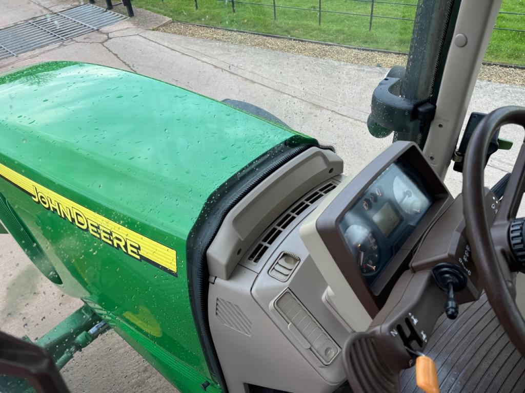 John Deere 6820