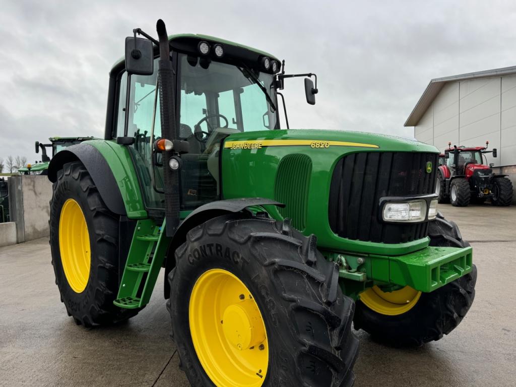 John Deere 6820