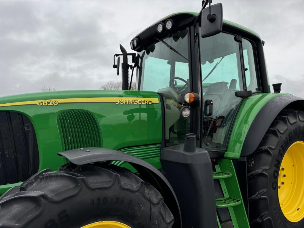 John Deere 6820