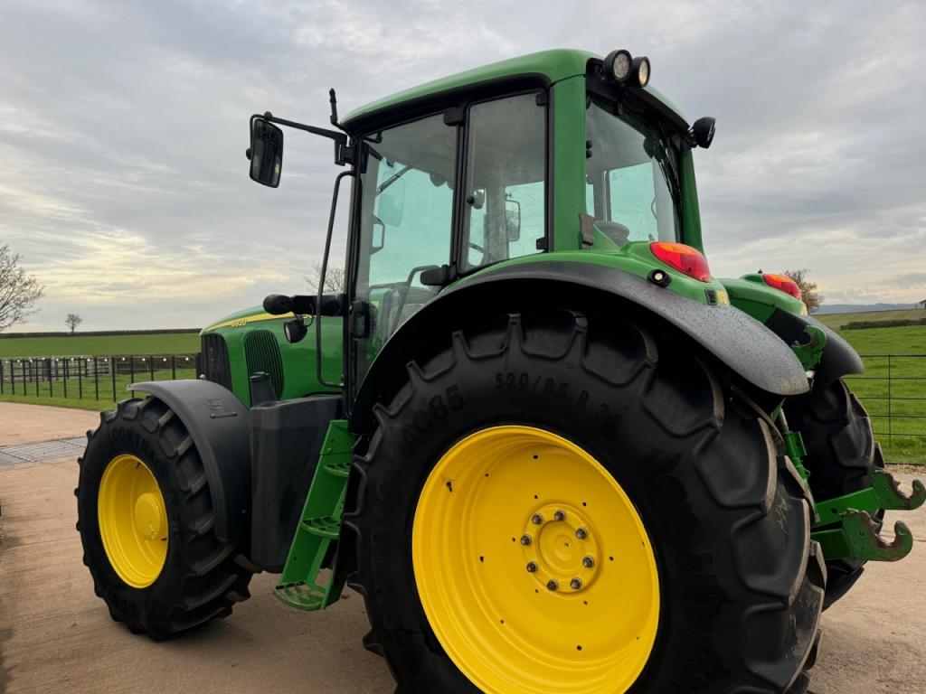 John Deere 6820