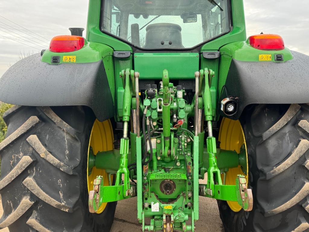John Deere 6820