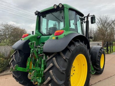 John Deere 6820