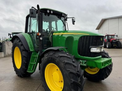 John Deere 6820
