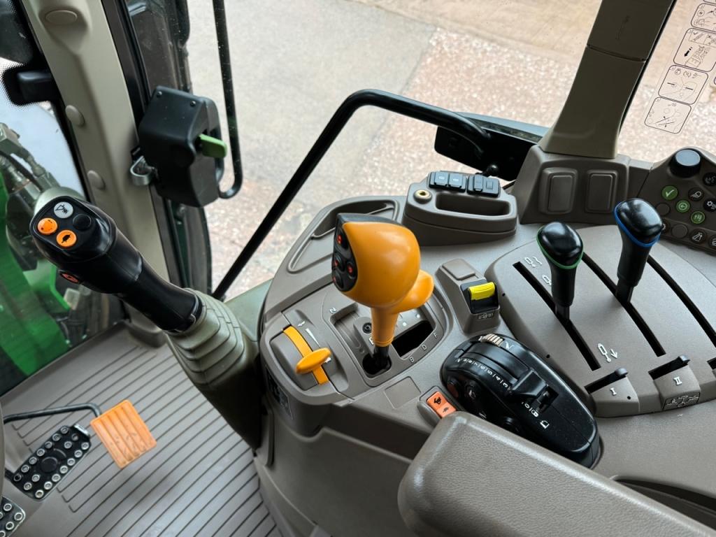 John Deere 6120M