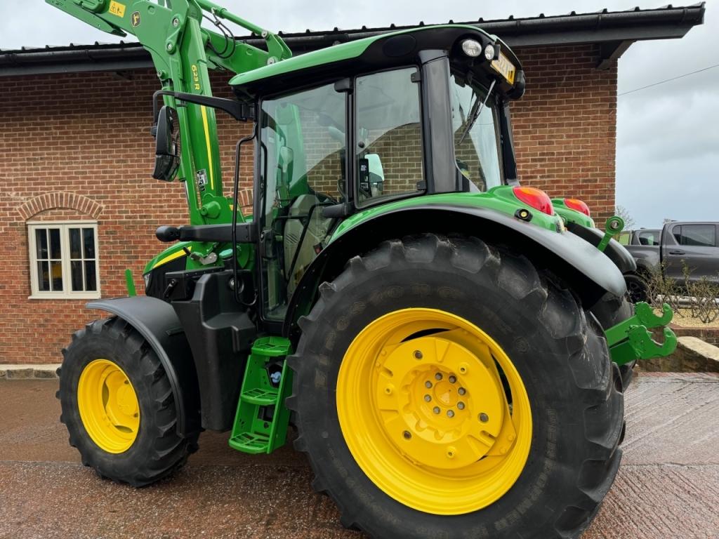 John Deere 6120M