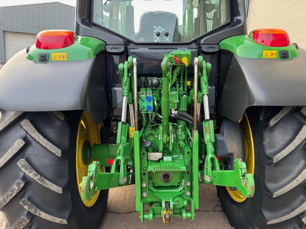 John Deere 6120M