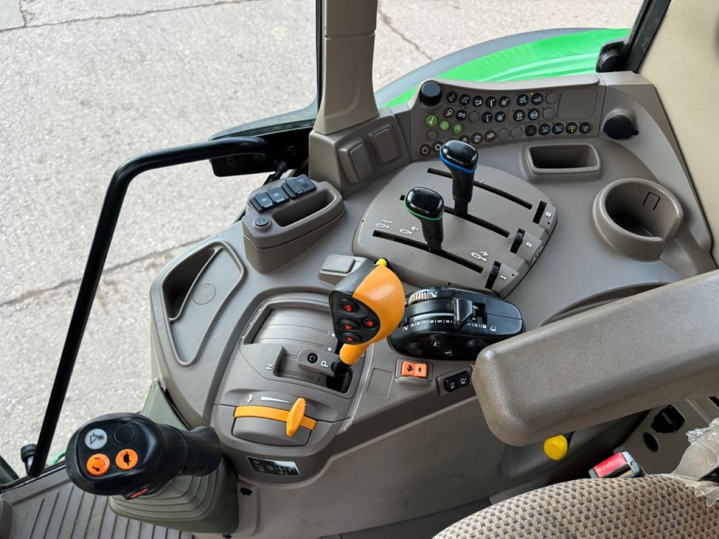 John Deere 6120M