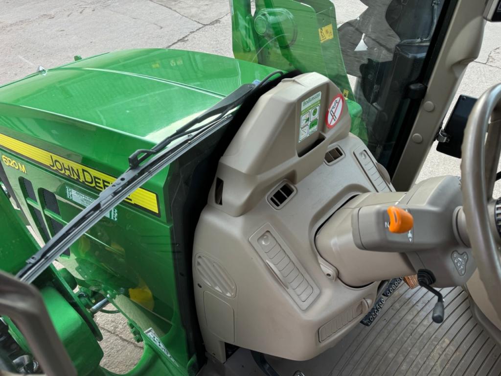John Deere 6120M