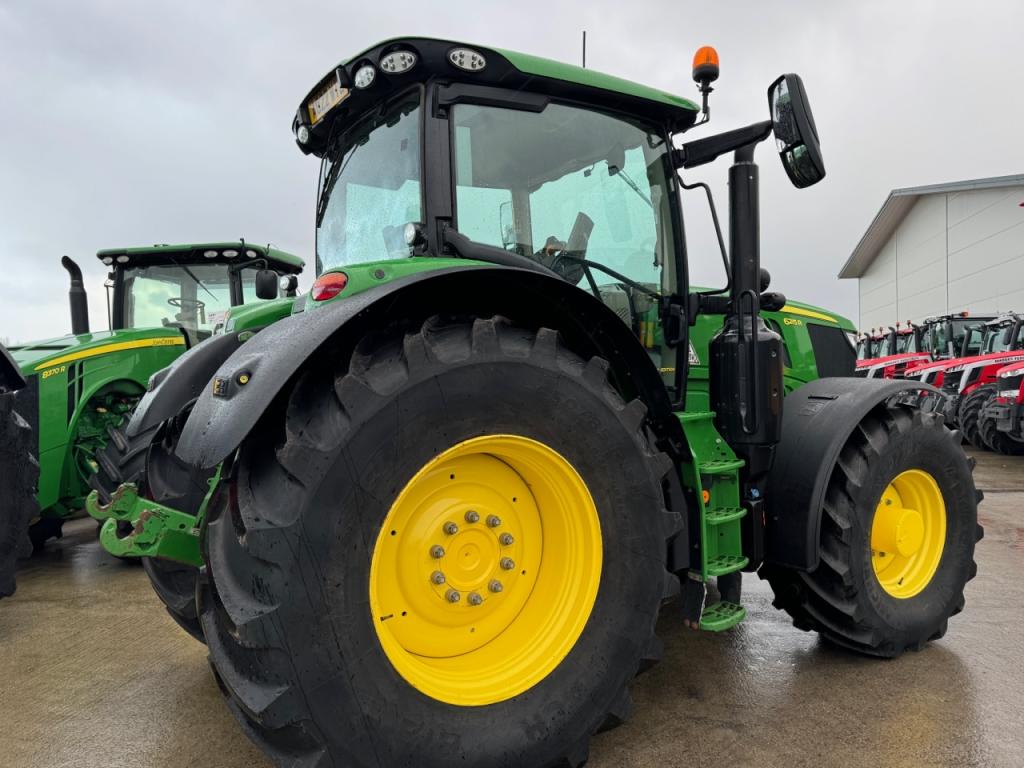 John Deere 6215R