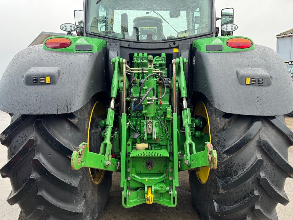 John Deere 6215R