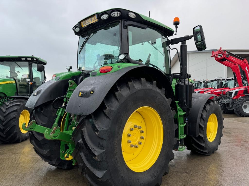 John Deere 6215R