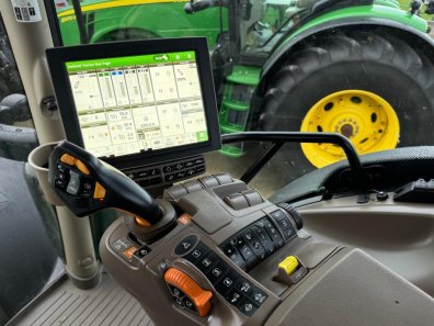 John Deere 6215R