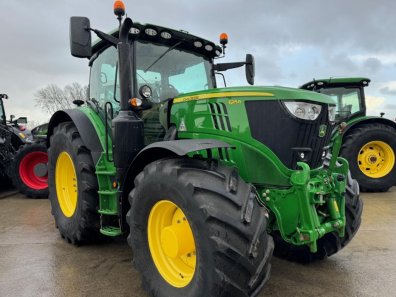 John Deere 6215R