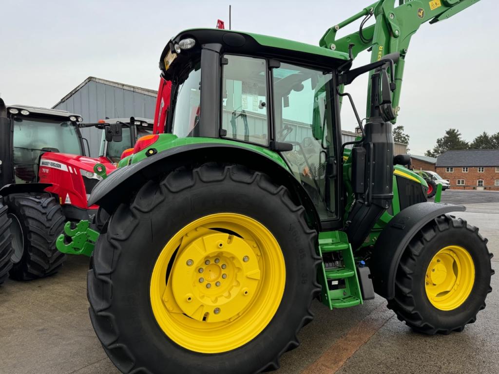 John Deere 6120M