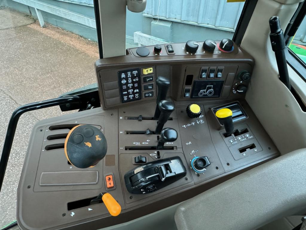 John Deere 6920
