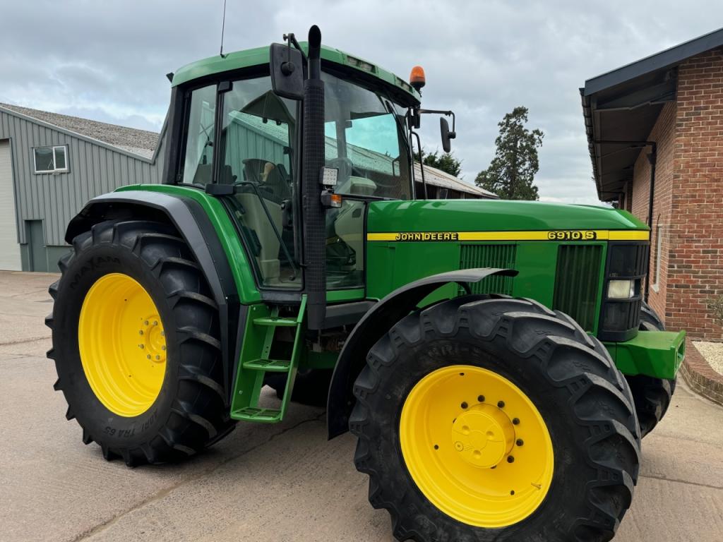 John Deere 6910S
