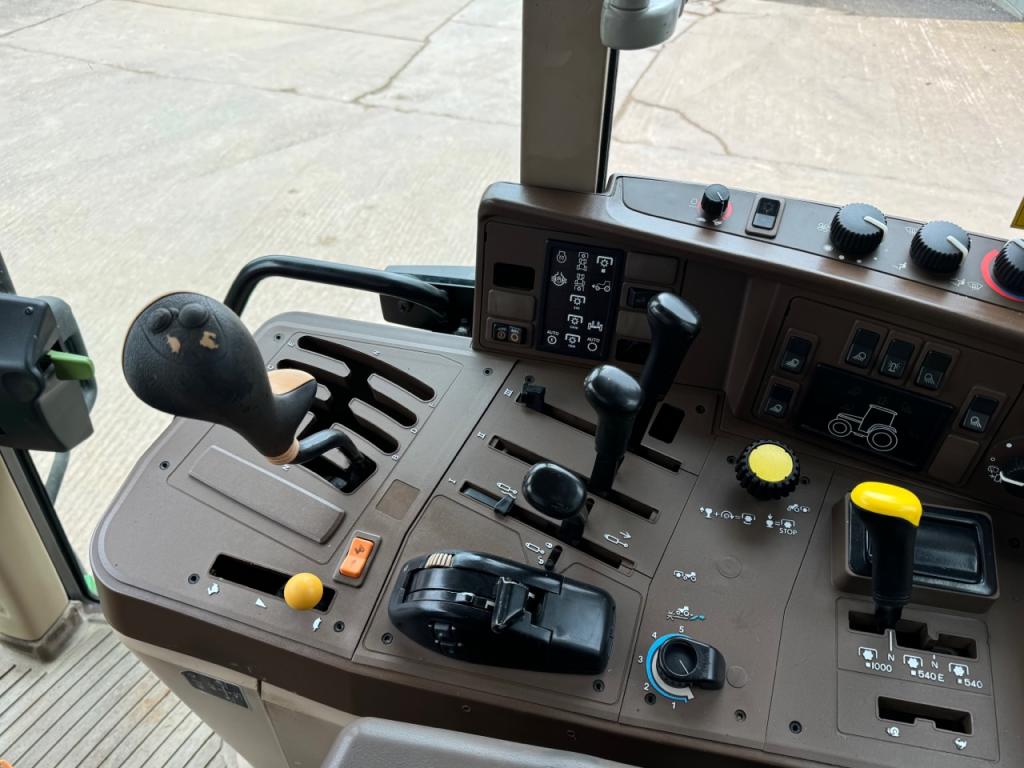 John Deere 6910S