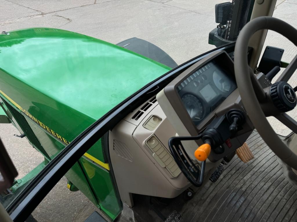 John Deere 6910S