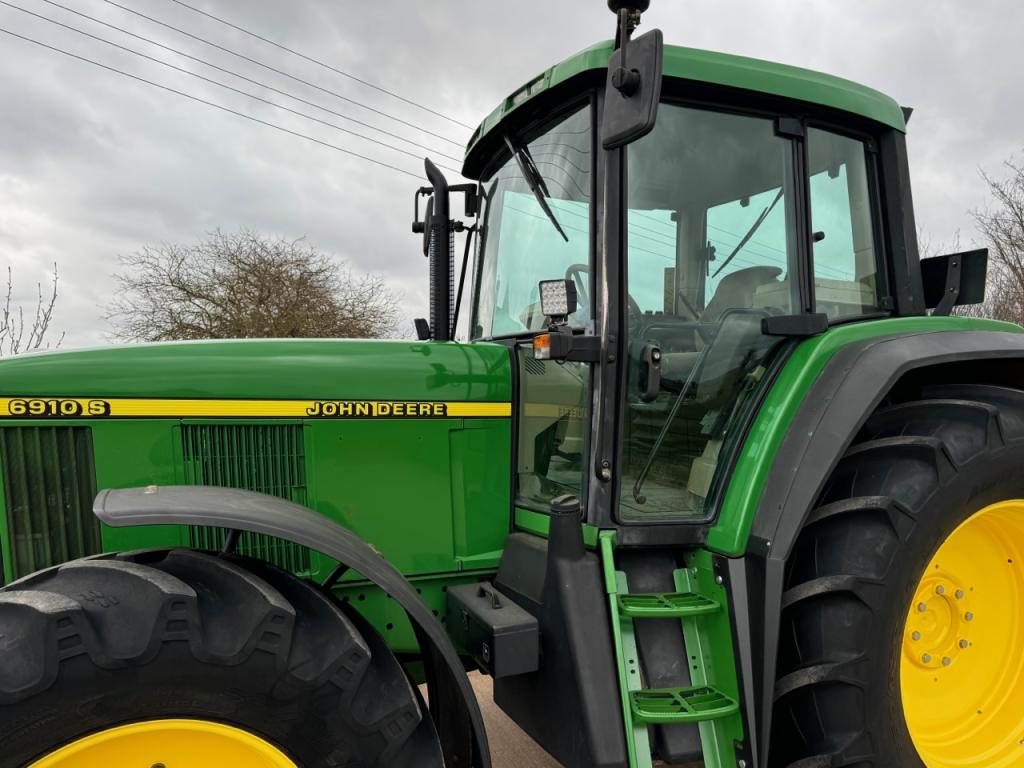 John Deere 6910S